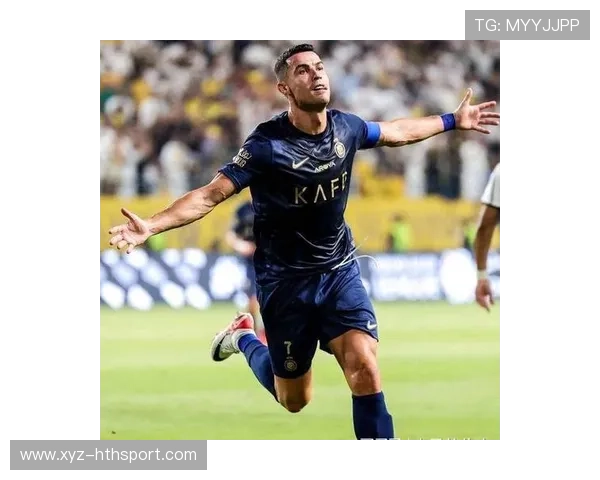 利雅得胜利禁区外起球，C罗头球攻门